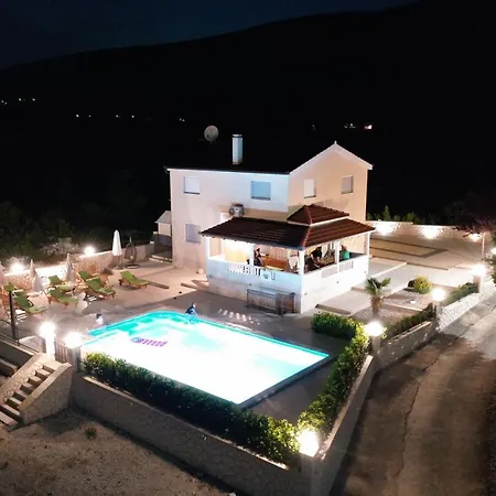 Secret Beauty With Heated Saltwater Pool Vila *